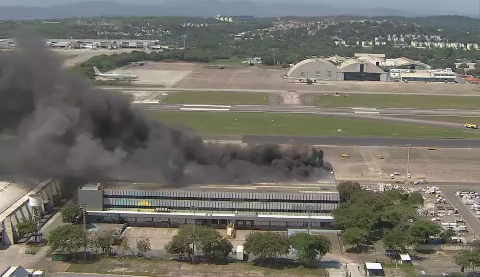 Incêndio atinge galpão no Aeroporto do Galeão, no Rio de Janeiro