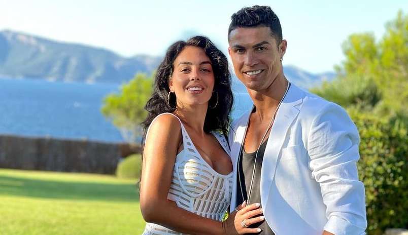 Cristiano Ronaldo leva esposa em jantar romântico