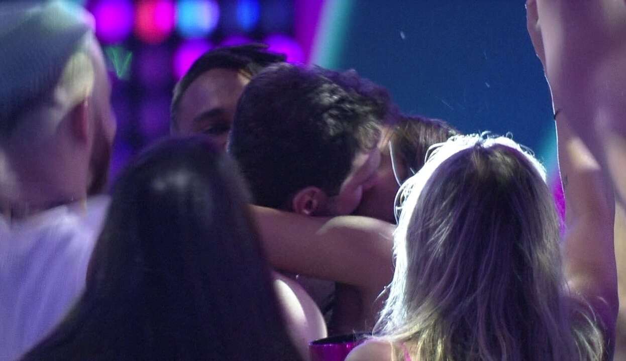 Participantes do BBB 23 protagonizam cenas de beijo na primeira festa  Lorena Bueri
