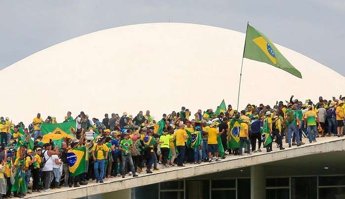Justiça bloqueia bens materiais de suspeitos de financiar atos antidemocráticos em Brasília