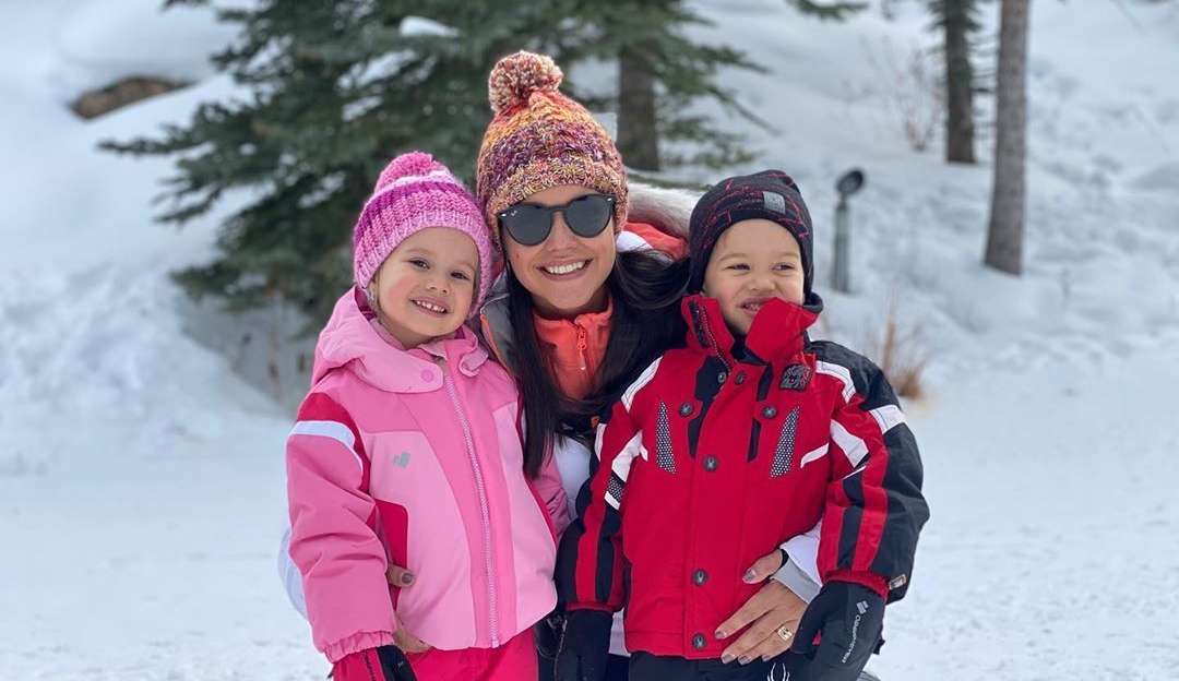 Família Teló ensina os filhos a esquiar nas férias
