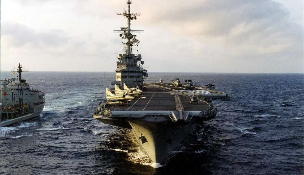 Marinha assume controle do navio que foi proibido de atracar no Brasil