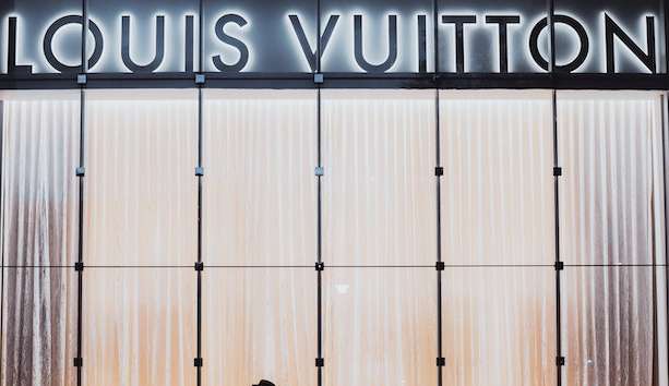 Louis Vuitton chama a atenção em desfile no Louvre