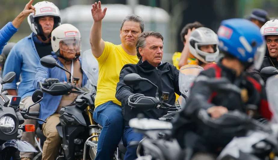 Cartão corporativo de Bolsonaro tem gastos com carne, motociatas e antidepressivos