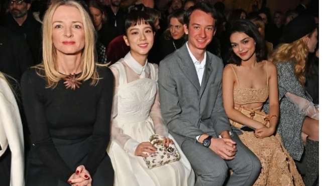 Dior reúne famosas no desfile da Semana da Alta-Costura em Paris 