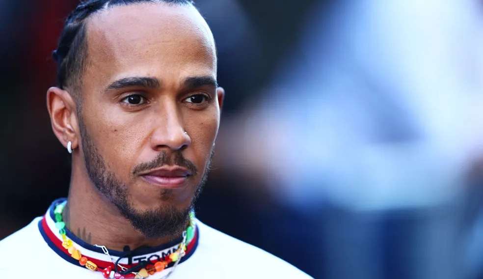 Lewis Hamilton detalha racismo sofrido na escola: 'Traumatizante'
