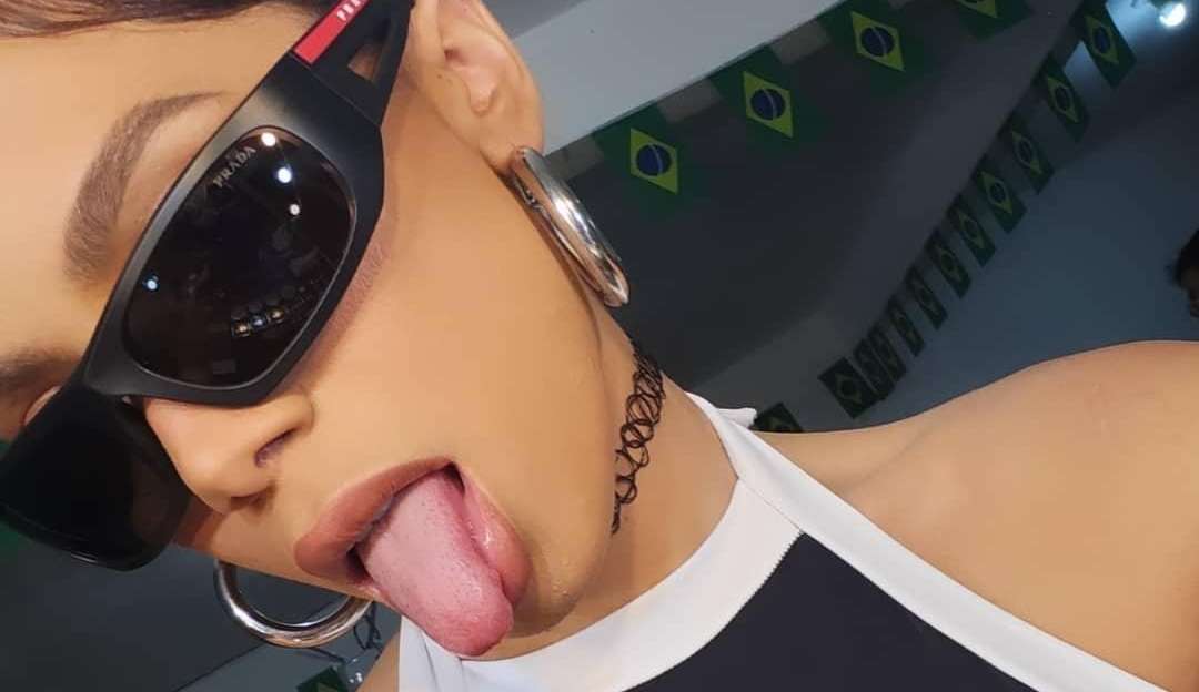 Anitta simula sexo oral para gravação de novo clipe
