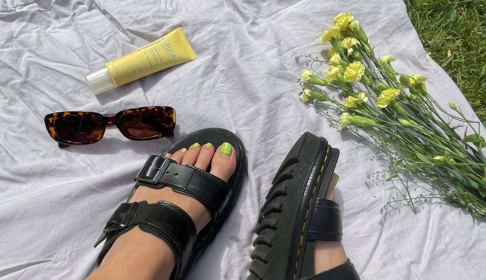 As confortáveis sandálias Birken continuam em alta no verão de 2023 Lorena Bueri
