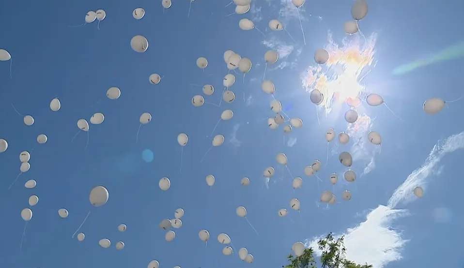 Balões brancos são soltos em homenagem às vítimas da boate Kiss Lorena Bueri
