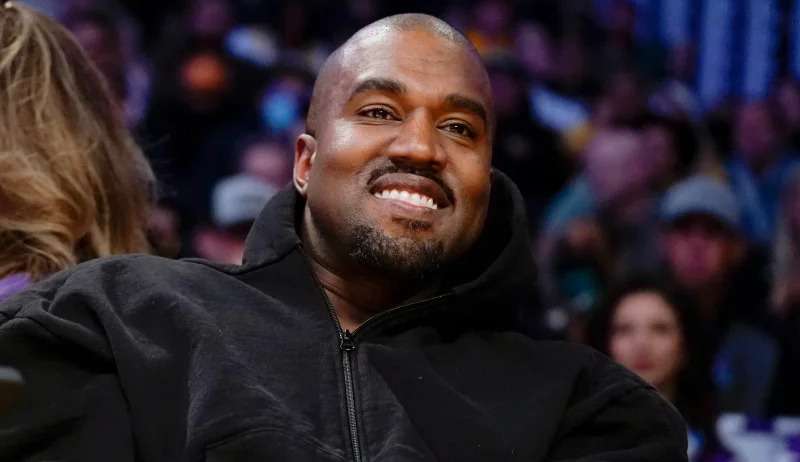 Kanye West se envolve em nova polêmica ao quebrar o celular de mulher que o filmava Lorena Bueri