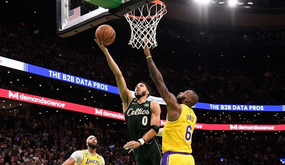 Em jogo polêmico, Celtics vencem Lakers na prorrogação