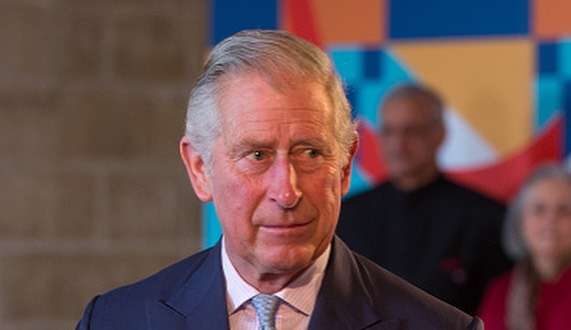 Rei Charles cogita possibilidade de falar com a imprensa sobre escândalos familiares 