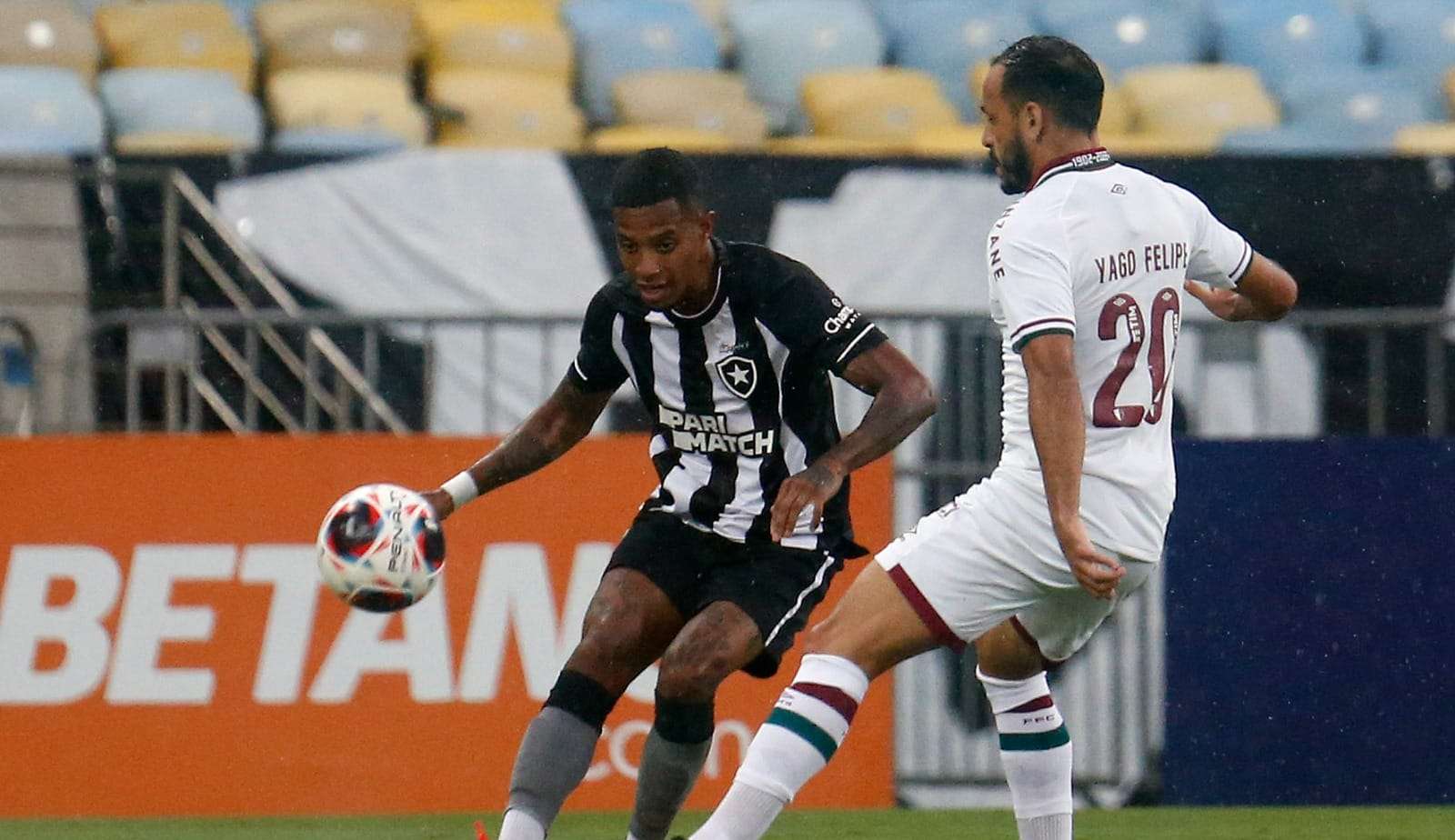  Botafogo derrota o Fluminense e vence o clássico carioca  