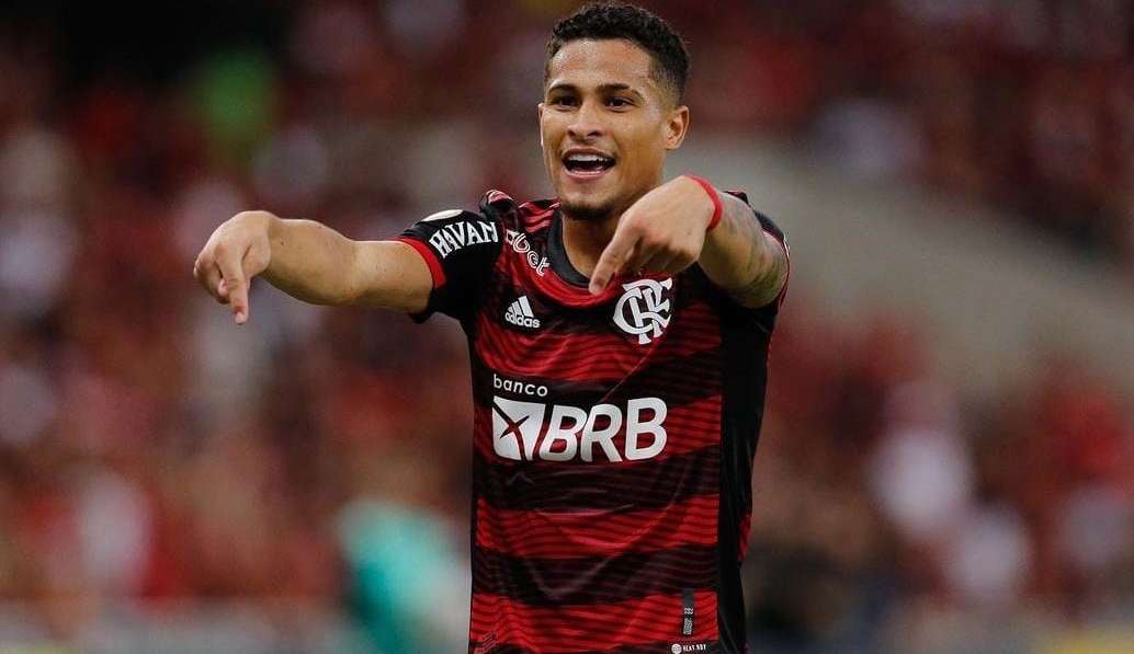 Flamengo bate metas com venda de jogadores e volta a ficar ativo no mercado