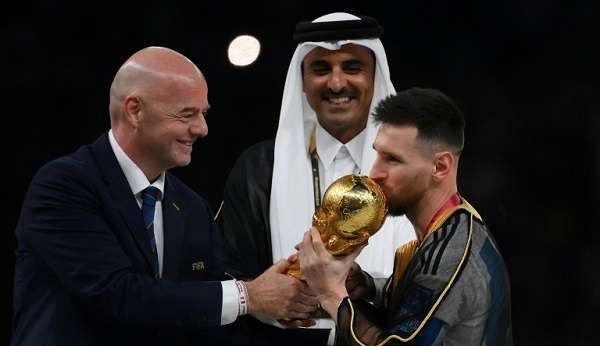 Messi lamenta não ter recebido a taça da Copa das mãos de Maradona
