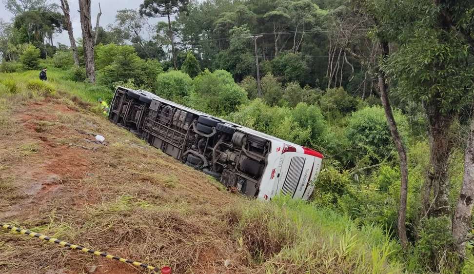 22 pessoas ficam feridas em acidente de ônibus no Paraná Lorena Bueri