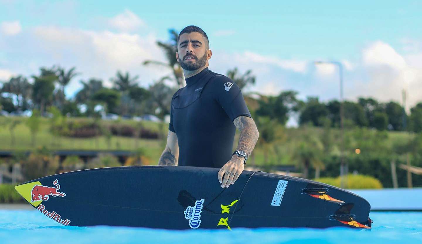 Após perder 7kg, Pedro Scooby desiste de competição de surfe Lorena Bueri
