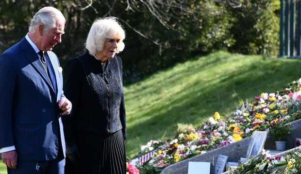 Príncipe Charles e Camilla visitam Marlborough House e se emocionam com homenagens ao Príncipe Philip