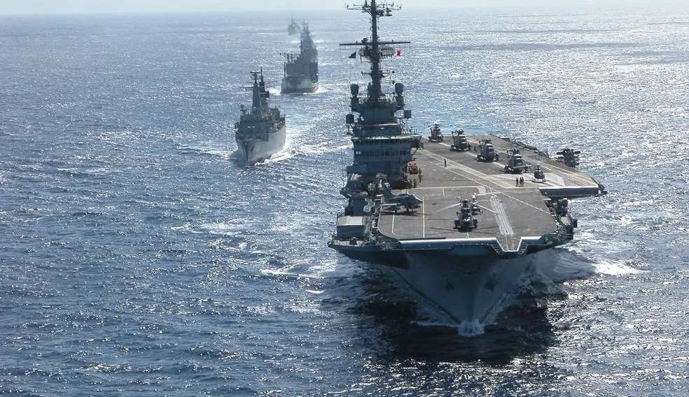 Afundamento de porta-aviões pela Marinha levanta questionamentos