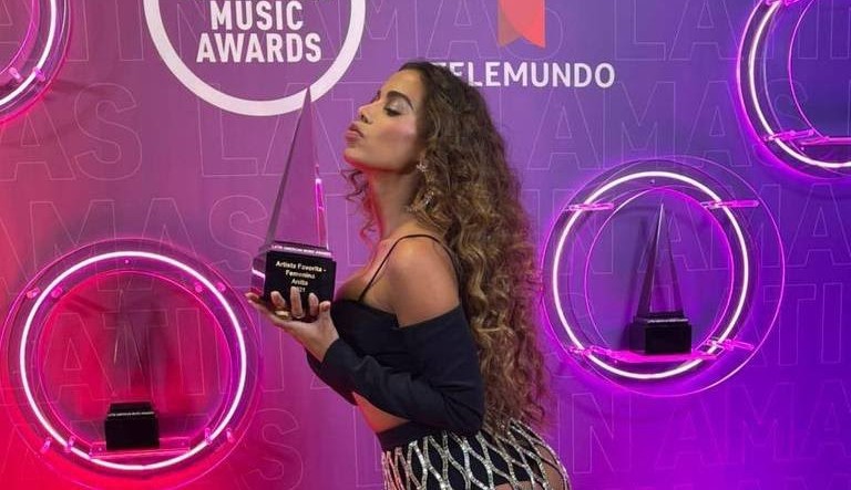 Anitta vence como ‘Melhor Artista Feminina' no Latin America Music Awards e ensina apresentador a sambar