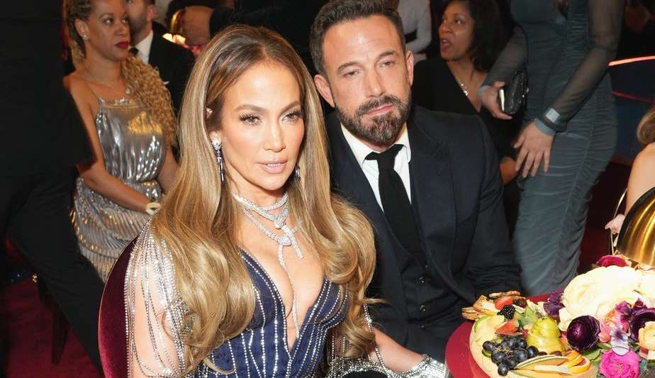 Jennifer Lopez e Ben Affleck  de mãos dadas no Grammy Awards