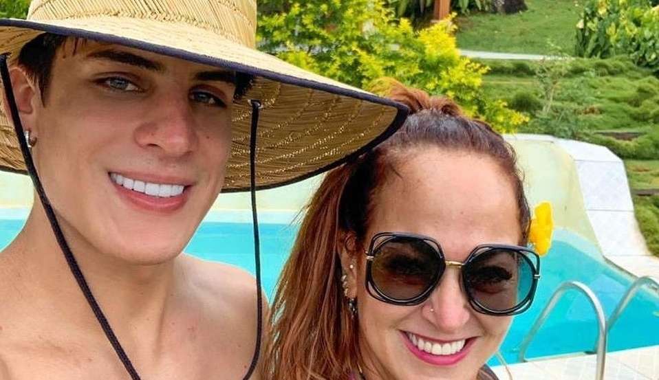 Mãe do Neymar é vista junta do ex-namorado, com quem teve relacionamento polêmico  Lorena Bueri