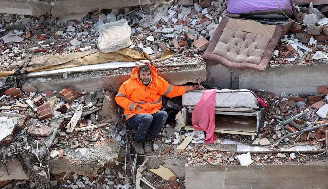 Homem segura a mão de filha morta à espera de resgate após terremoto Lorena Bueri