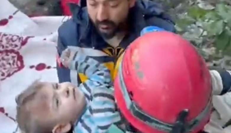 Criança de dois anos é resgatada com vida 79 horas após tremores na Turquia