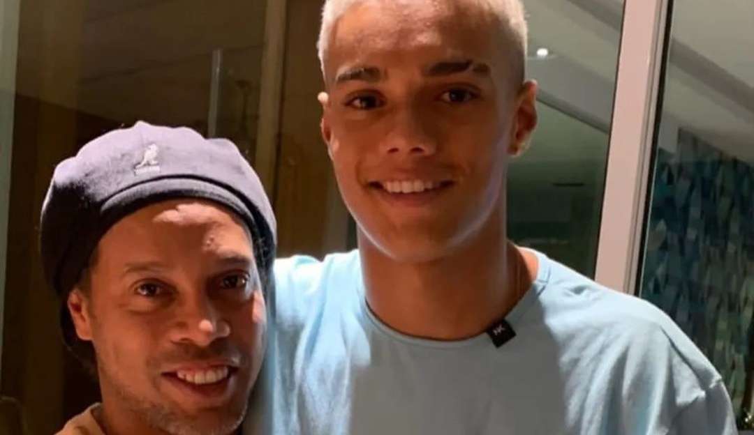 Após ser contratado, filho de Ronaldinho é elogiado por presidente do Barcelona