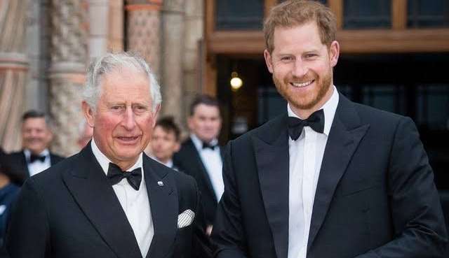 Rei Charles III quer príncipe Harry em sua coroação