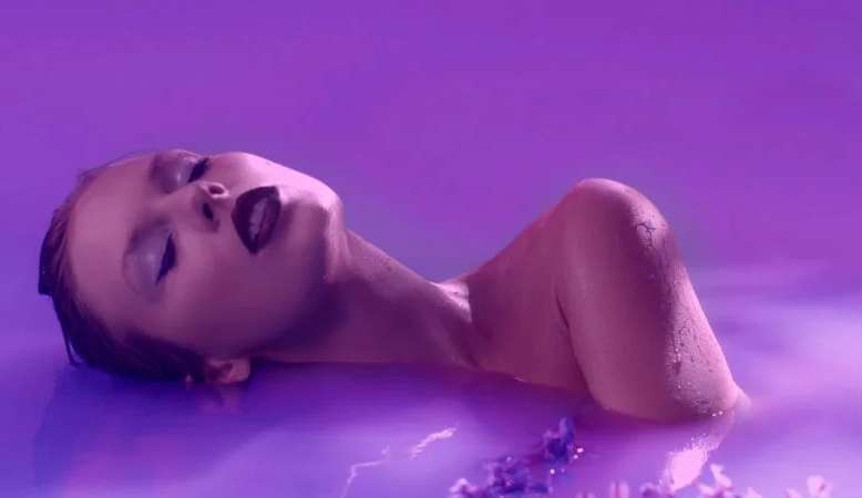 Taylor Swift lança remix de “Lavender Haze” Lorena Bueri