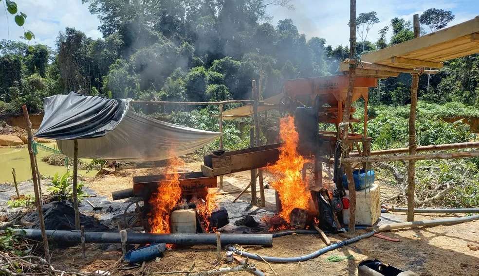 Ibama queima meios de transporte e maquinários de garimpeiros ilegais na terra Yanomami 