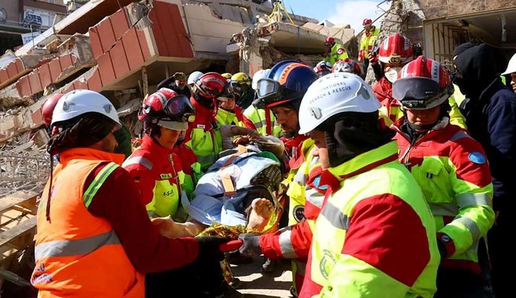 Mulher morre um dia após ser resgatada depois de passar 100 horas sob escombros