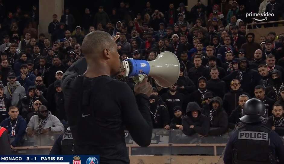 Os torcedores do PSG protestam após derrota no campeonato francês
