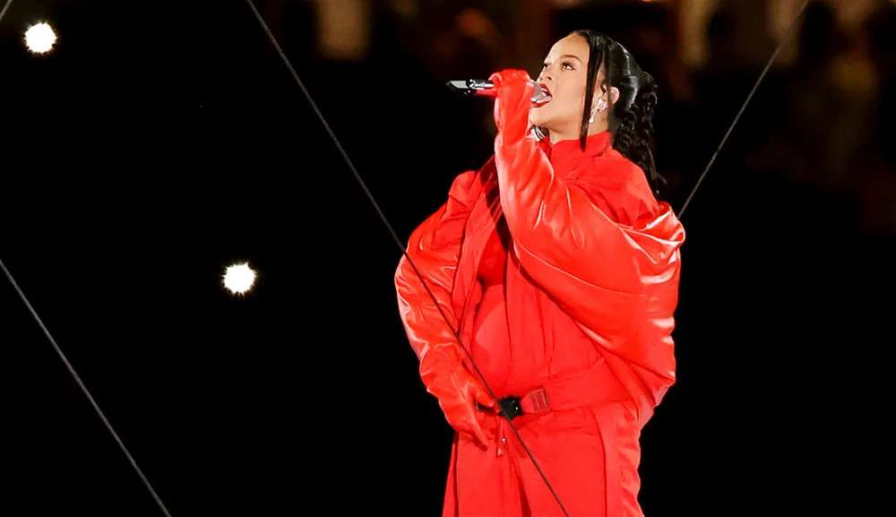 Rihanna compartilha comemoração com amigas após anúncio de gravidez e show no Super Bowl 