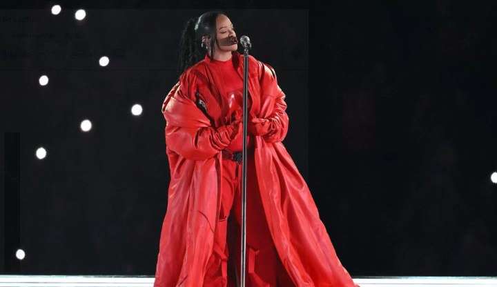 Show de Rihanna conquista a maior audiência do Super Bowl desde 2015  Lorena Bueri