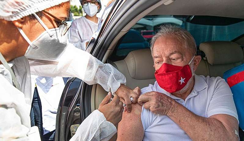 Lula torna público seu cartão de vacinação