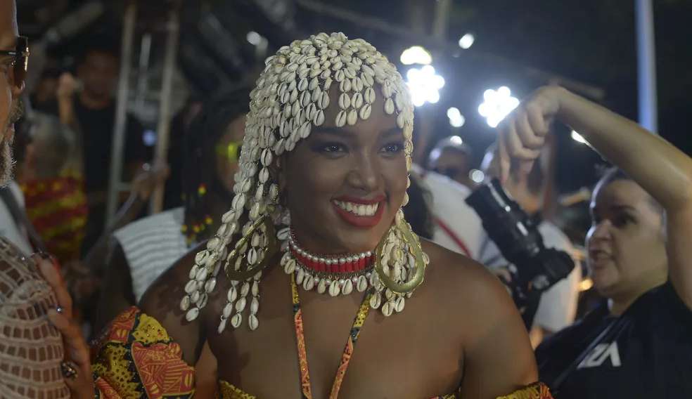 IZA se emociona com estreia no carnaval de Salvador
