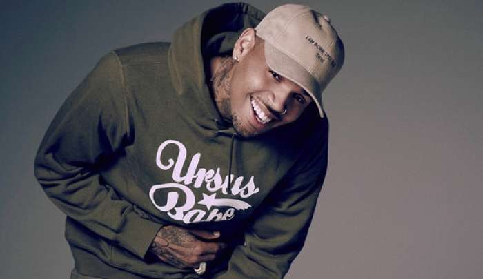 Chris Brown surta nas redes sociais por pessoas ainda o lembrarem pela a agressão cometida a Rihanna Lorena Bueri