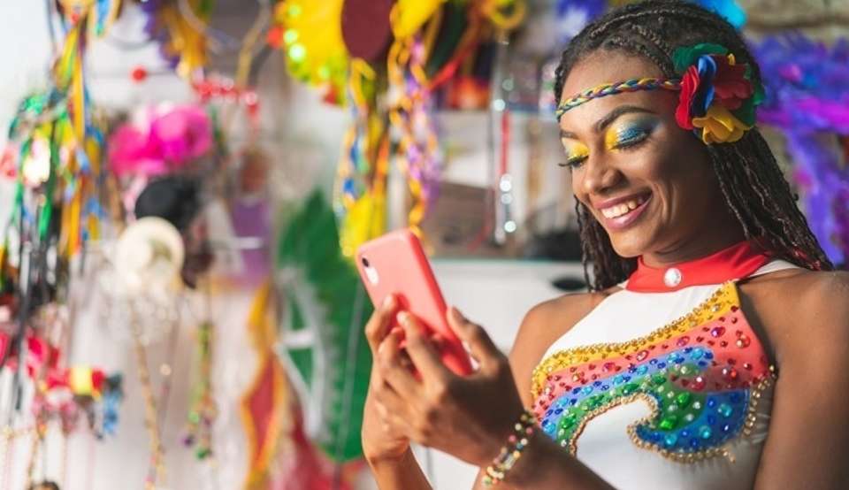 Confira as dicas para proteger seu celular neste Carnaval  Lorena Bueri