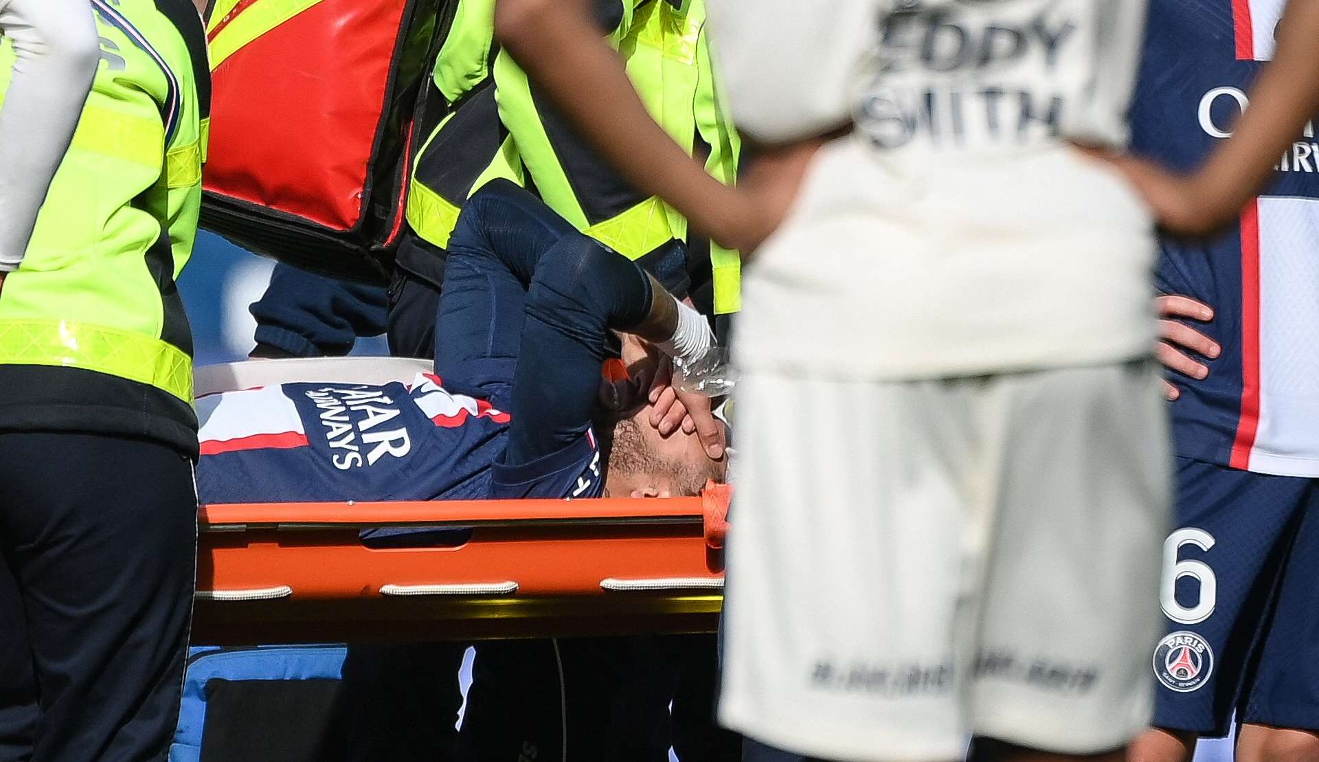 Neymar sofre lesão no tornozelo e deixa gramado chorando