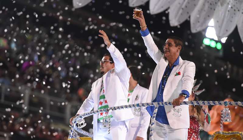 Zeca Pagodinho desfila sendo destaque com copo de cerveja na mão