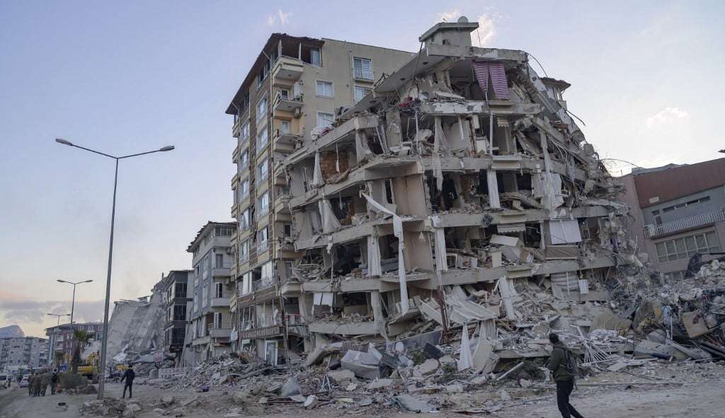 Novo terremoto de magnitude 6.4 atinge Turquia e deixa 6 mortos  Lorena Bueri