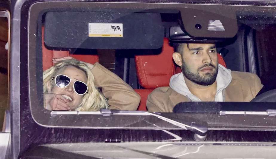 Britney Spears curte a noite com marido após rumores de intervenção familiar
