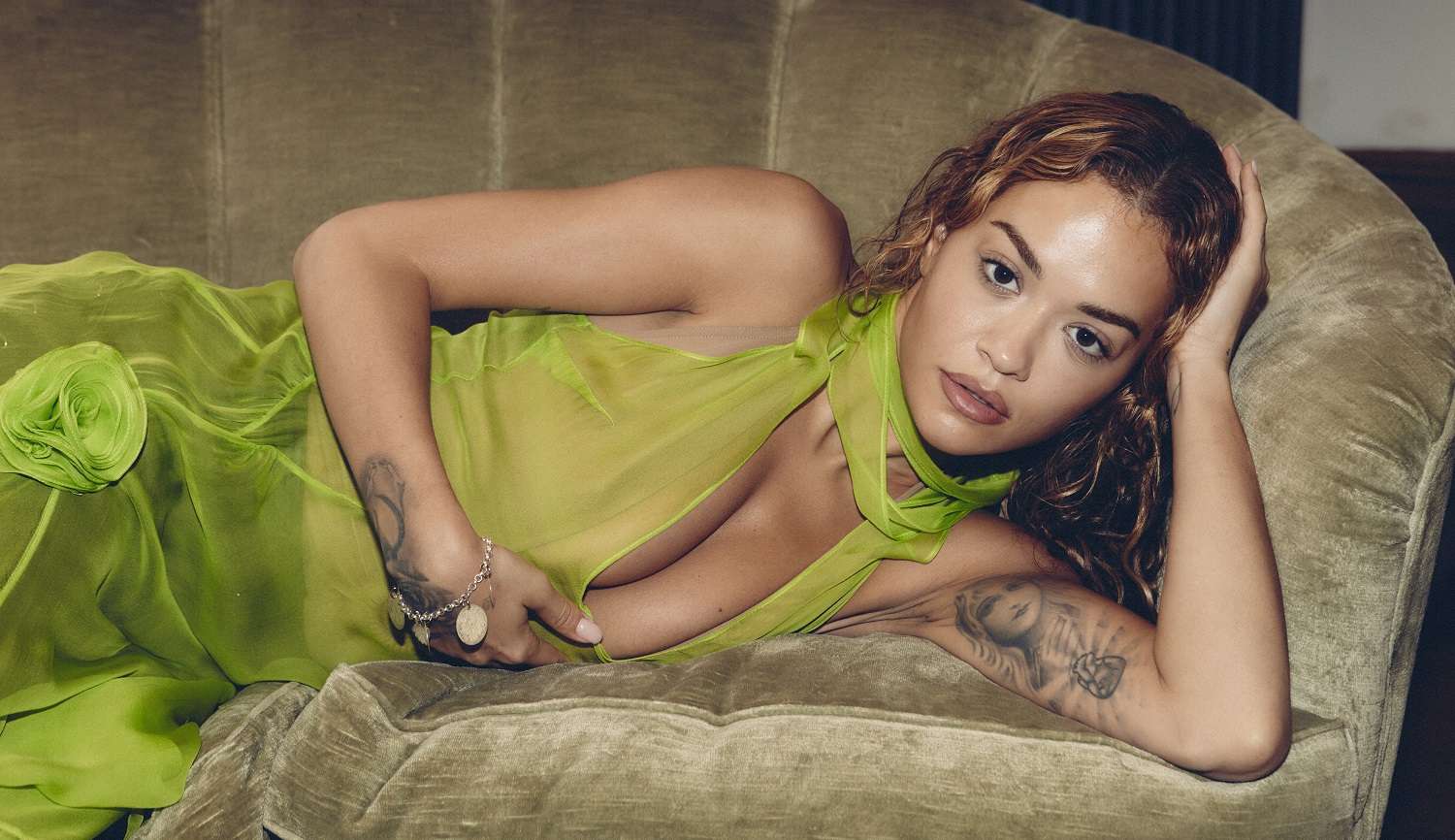 Rita Ora lança remix para “You Only Love Me”