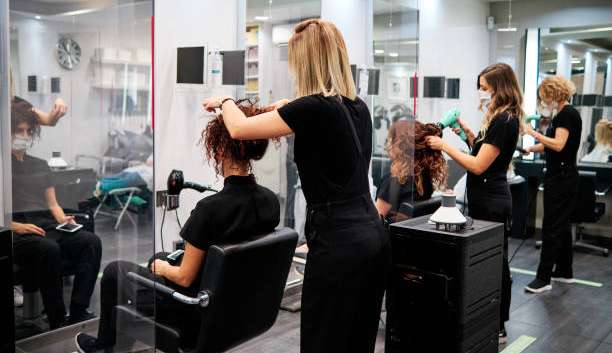 Trocas constantes e uso prolongado de laces e megahairs prejudicam o couro cabeludo Lorena Bueri