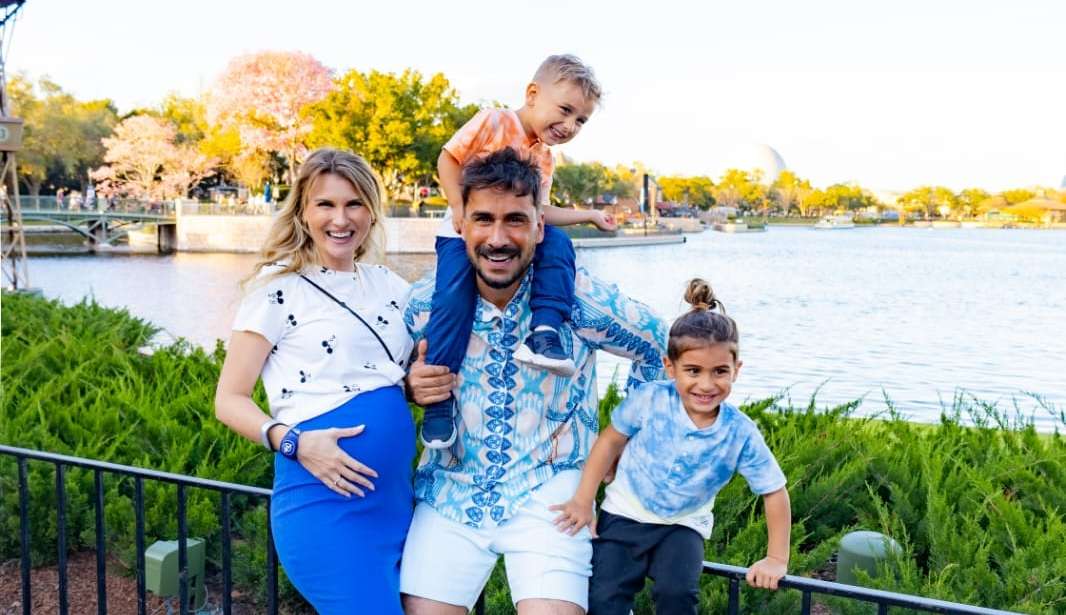 Julio Rocha abre álbum de fotos de viagem à Disney com esposa grávida e seus dois filhos Lorena Bueri