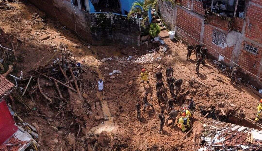 Corpo de bombeiros usa maquinário para procurar vítimas do deslizamento na Vila Sahy, em São Sebastião Lorena Bueri
