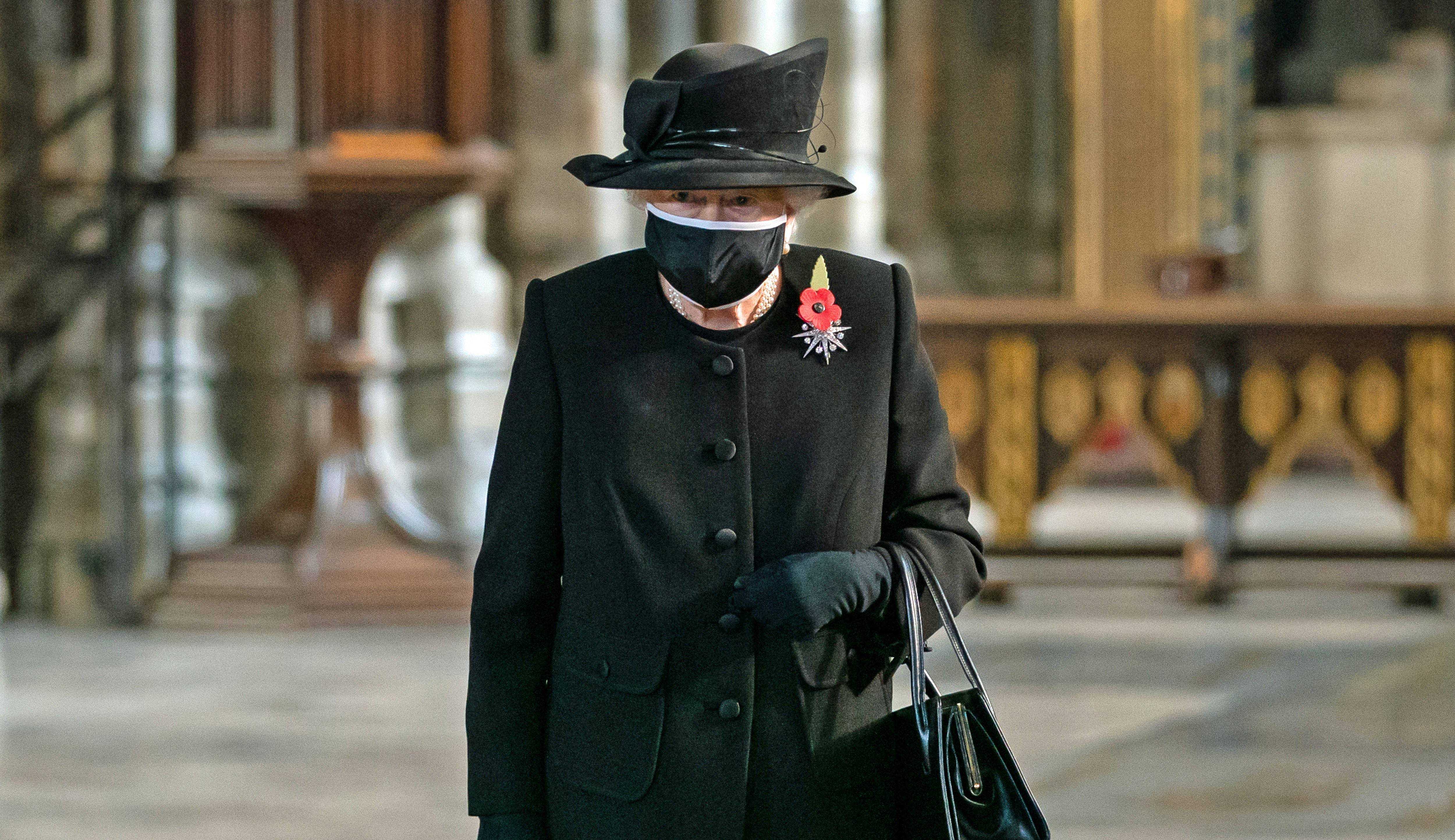 Rainha Elizabeth II quebrará tradições de séculos em homenagem e respeito a seu marido Philip Lorena Bueri