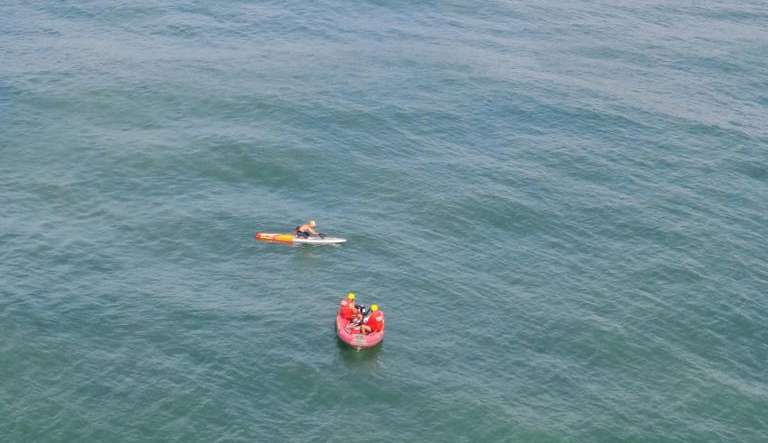 Homem é resgatado a 7 quilômetros da costa de Pernambuco Lorena Bueri